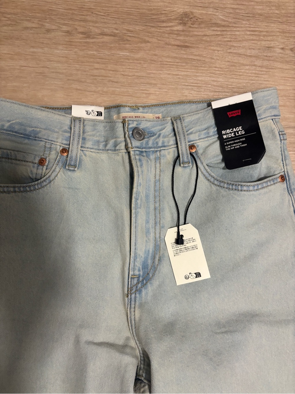 NWT Levi’s Ribcage Wide-Leg Jeans in De Oro Light Wash - Picture 6 of 11